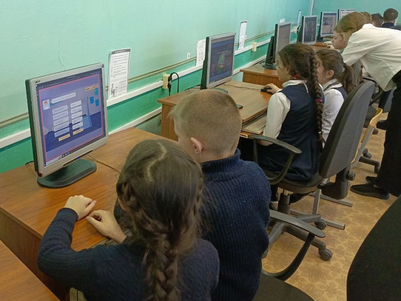 Дети выполняют на компьютере тренажеры урока цифры.